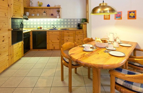 Lenzerheide Apartment | Lovely apartment for 2 people with pool, TV, balcony and pets allowed