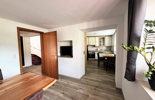 Quiddelbach Apartment | Lovely apartment for 10 people with WIFI, A/C, TV, patio and parking
