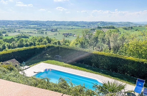 Portacomaro Apartment | Lovely apartment for 6 people with A/C, pool, WIFI, TV, terrace, pets allowed and panoramic view