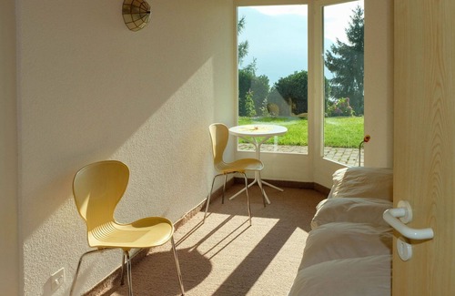 Spiez Apartment | Lovely apartment for 12 people with WIFI, TV, balcony and pets allowed