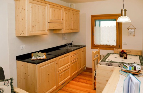 Raveo Apartment | Lovely apartment for 3 guests with WIFI, TV, patio, pets allowed and parking