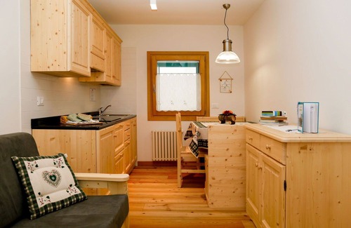 Raveo Apartment | Lovely apartment for 3 guests with WIFI, TV, patio, pets allowed and parking