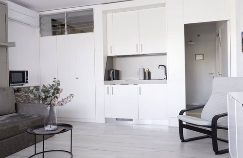 Bissone Apartment | Lovely apartment for 4 guests with WIFI, pool, A/C, TV, balcony, panoramic view and parking