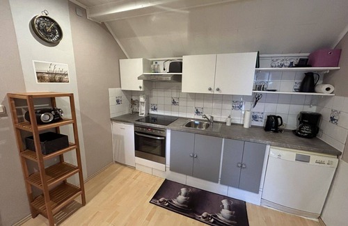 Großheide Apartment | Lovely apartment for 4 people with WIFI, TV, terrace, pets allowed and parking