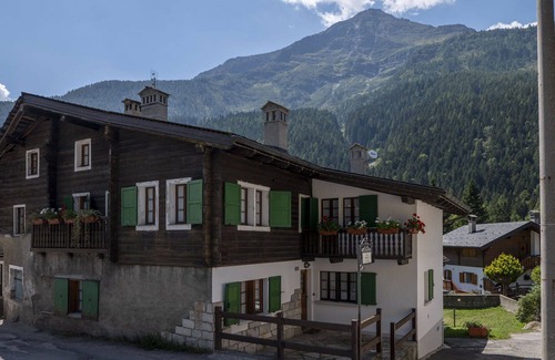 Macugnaga Apartment | Lovely apartment for 4 people with TV, balcony, pets allowed and panoramic view