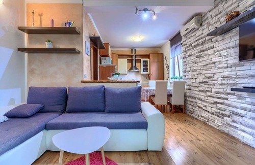 Karigador Apartment | Lovely apartment for 4 people with WIFI, A/C, TV, balcony and parking