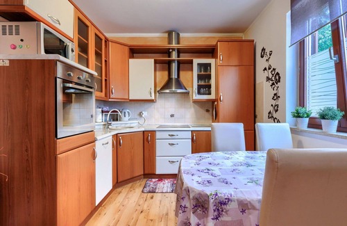 Karigador Apartment | Lovely apartment for 4 people with WIFI, A/C, TV, balcony and parking