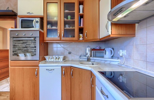Karigador Apartment | Lovely apartment for 4 people with WIFI, A/C, TV, balcony and parking