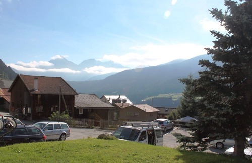 Sedrun Apartment | Lovely apartment for 5 people with WIFI, TV, balcony, pets allowed and parking