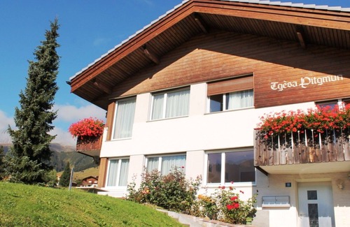 Sedrun Apartment | Lovely apartment for 5 people with WIFI, TV, balcony, pets allowed and parking