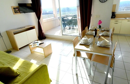 Azille Apartment | Lovely apartment for 5 people with WIFI, pool, TV, terrace, pets allowed and parking