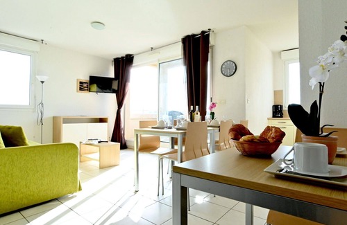 Azille Apartment | Lovely apartment for 5 people with WIFI, pool, TV, terrace, pets allowed and parking