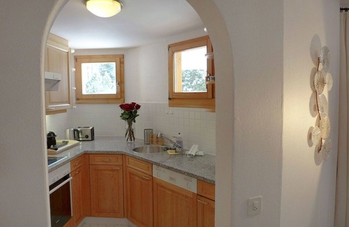 Celerina-Schlarigna Apartment | Lovely apartment for 6 guests with WIFI, TV, balcony, pets allowed, panoramic view and parking