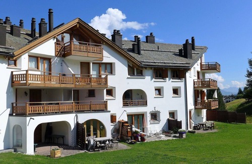Celerina-Schlarigna Apartment | Lovely apartment for 6 guests with WIFI, TV, balcony, pets allowed, panoramic view and parking