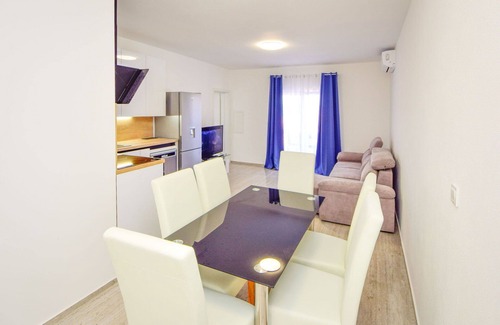Brodarica Apartment | Lovely apartment for 6 guests with A/C, pool, WIFI, TV, balcony and parking