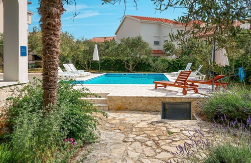 Brodarica Apartment | Lovely apartment for 6 guests with A/C, pool, WIFI, TV, balcony and parking