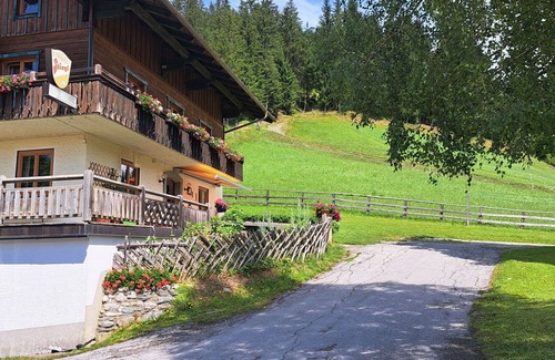 Filzmoos Apartment | Lovely apartment for 3 people with WIFI, terrace, pets allowed, panoramic view and parking
