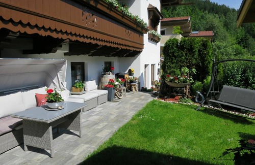 Zillertal Apartment | Lovely apartment for 4 guests with WIFI, TV, terrace and parking