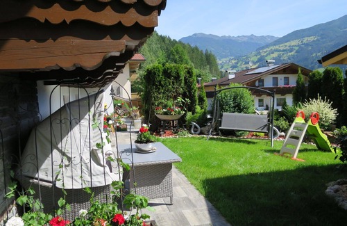 Zillertal Apartment | Lovely apartment for 4 guests with WIFI, TV, terrace and parking