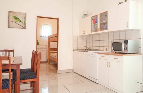 Cesarica Apartment | Lovely apartment for 8 people with A/C, WIFI, pool, TV, terrace and parking