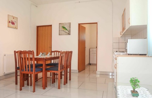 Cesarica Apartment | Lovely apartment for 8 people with A/C, WIFI, pool, TV, terrace and parking