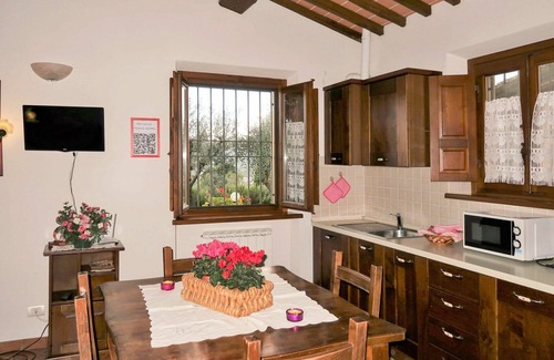 Bucine Apartment | Lovely apartment for 4 guests with pool, WIFI, TV, terrace, pets allowed and parking