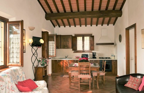 Bucine Apartment | Lovely apartment for 4 guests with pool, WIFI, TV, terrace, pets allowed and parking