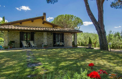 Bucine Apartment | Lovely apartment for 4 guests with pool, WIFI, TV, terrace, pets allowed and parking