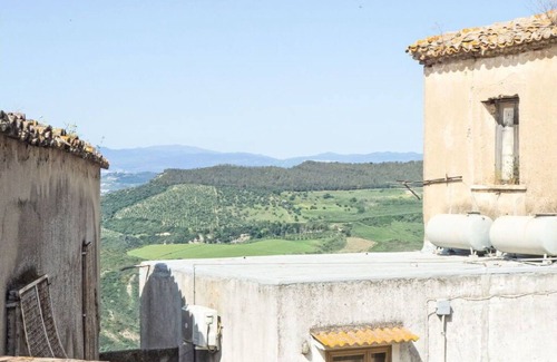 Strongoli Apartment | Lovely apartment for 4 people with WIFI, balcony, pets allowed, panoramic view and parking