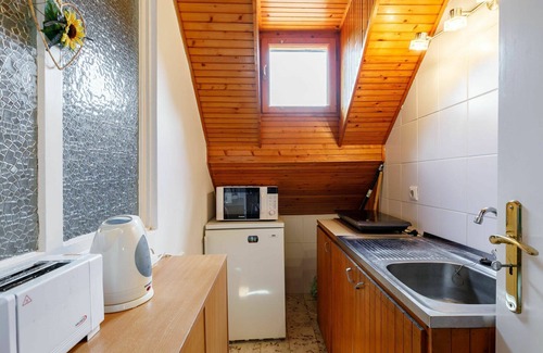 Szantod Apartment | Lovely apartment for 4 people with WIFI, A/C, TV, terrace and parking