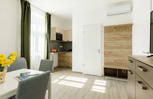 Balatonszarszo House | Lovely apartment in villa for 12 people with hot tub, WIFI, A/C, TV, patio and parking