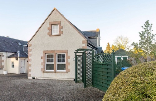 South Galson House | Lovely apartment in villa for 6 guests with WIFI, TV and parking