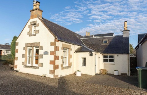 South Galson House | Lovely apartment in villa for 6 guests with WIFI, TV and parking