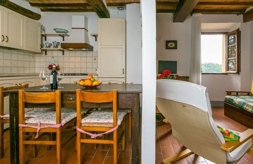 Poggibonsi Villa | Lovely apartment in villa for 5 people with pool, WIFI, TV, patio and pets allowed