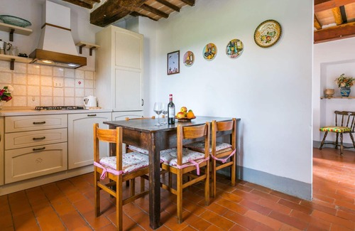 Poggibonsi Villa | Lovely apartment in villa for 5 people with pool, WIFI, TV, patio and pets allowed