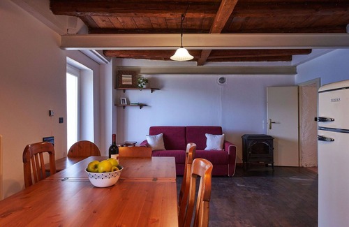Bellano House | Lovely apartment in villa for 6 guests with WIFI, TV, patio, pets allowed and parking