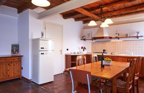 Bellano House | Lovely apartment in villa for 6 guests with WIFI, TV, patio, pets allowed and parking