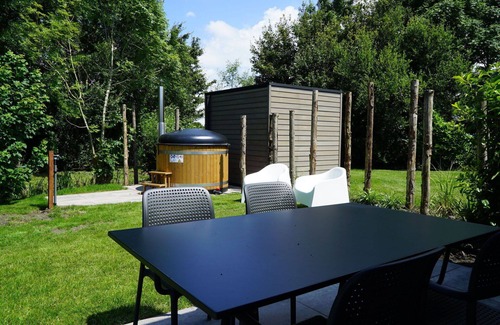 Vleteren House | Lovely apartment in villa for 4 guests with WIFI, TV, terrace and parking