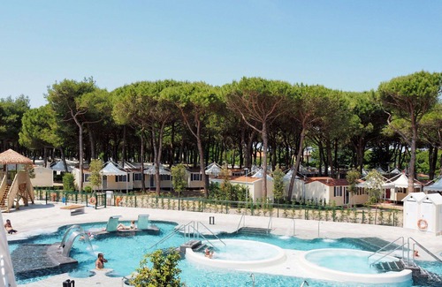 Cavallino-Treporti House | Lovely apartment in villa for 4 guests with WIFI, A/C, pool, TV, patio, pets allowed and parking