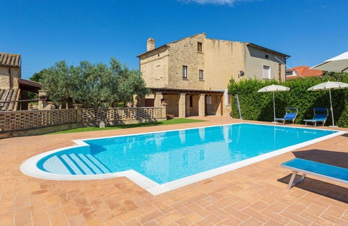 Crecchio House | Lovely apartment in villa for 4 people with pool, WIFI, TV, terrace, pets allowed and parking
