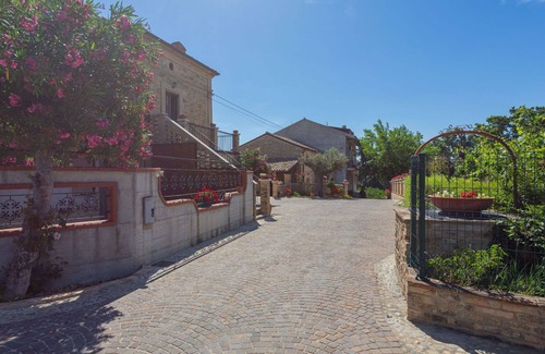 Crecchio House | Lovely apartment in villa for 4 people with pool, WIFI, TV, terrace, pets allowed and parking