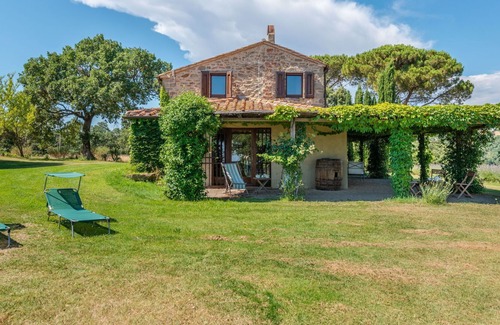 Scansano Villa | Lovely apartment in villa for 4 guests with WIFI, TV, terrace, pets allowed and parking