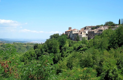 Scansano Villa | Lovely apartment in villa for 4 guests with WIFI, TV, terrace, pets allowed and parking