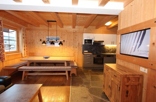 Tux House | Lovely apartment in villa for 9 people with WIFI, TV, terrace and parking