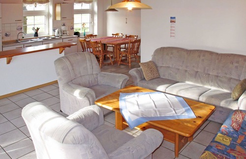 Bunde House | Lovely apartment in villa for 7 people with WIFI, TV, terrace, pets allowed and parking