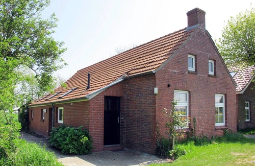 Bunde House | Lovely apartment in villa for 7 people with WIFI, TV, terrace, pets allowed and parking