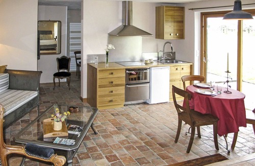 Corbon House | Lovely apartment in villa for 3 guests with WIFI, pool, TV, patio, pets allowed and parking