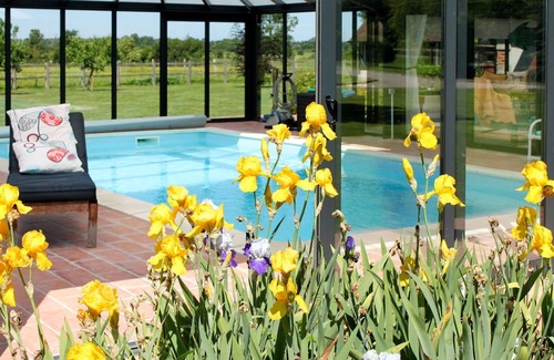Corbon House | Lovely apartment in villa for 3 guests with WIFI, pool, TV, patio, pets allowed and parking