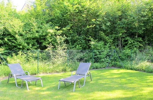 Machtlos House | Lovely apartment in villa for 5 guests with pool, TV, terrace, pets allowed and parking