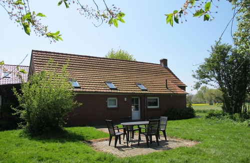 Bunde House | Lovely apartment in villa for 7 guests with WIFI, TV, terrace, pets allowed and parking